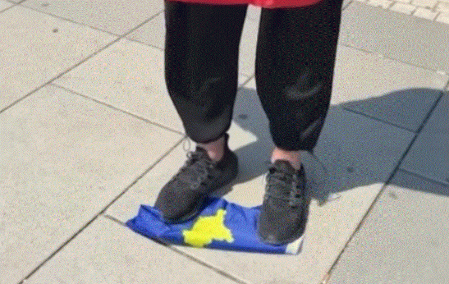 Skandaloze: Kështu përdhoset flamuri i Kosovës mids Prishtine