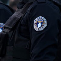 Policia gjen në një shtëpi tri armë disa fishekë e dylbi