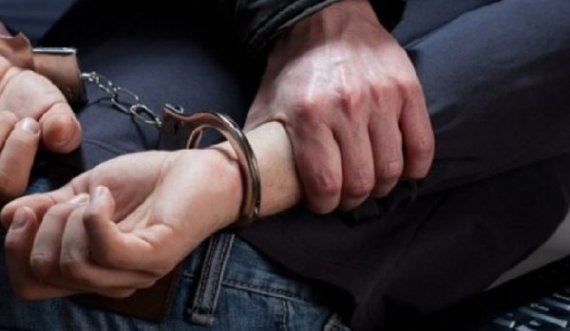 Arrestohet i dyshuari që sulmoi me sëpatë ish gruan