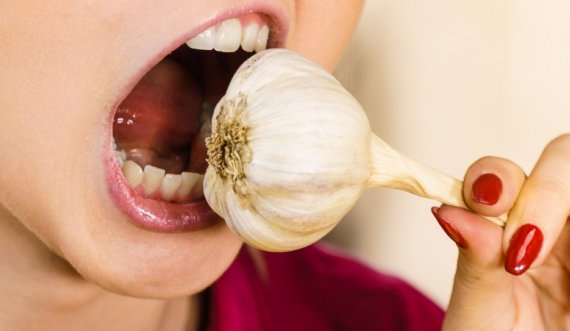 Kjo është mënyra si ta largoni erën e keqe të hudhres nga goja