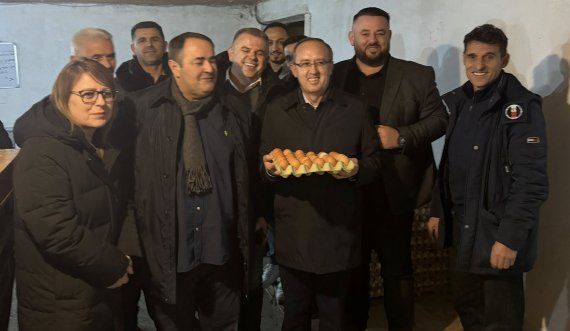 Hoti e Bajrami vizitojnë një fermë pulash, ua japin një pako me vezë