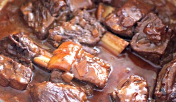 Recetë: Brinjë viçi të mbuluara me salcë