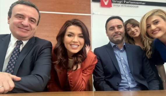 Edona Llalloshi poston një ‘selfie’ me Kurtin e Konjufcën: Po bëhet mirë për Kosovën