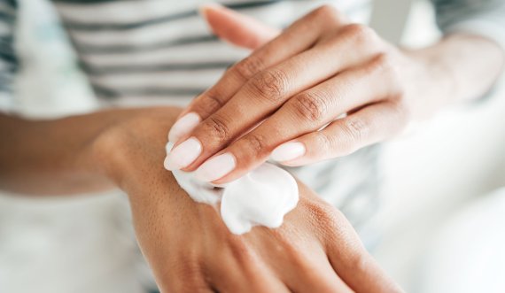 Recetën që duhet ta mbani mend: Si ta përgatisni vetë kremin për rrezitje?