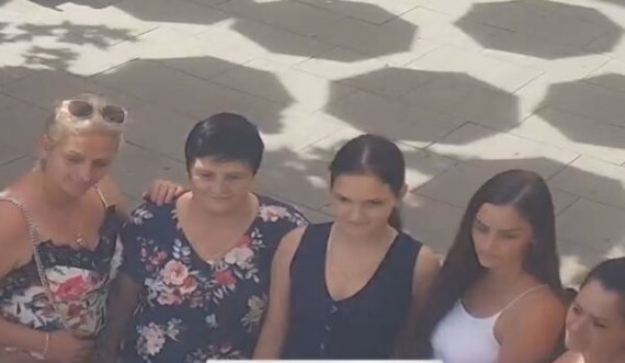 Një grua harroi kuletën derisa bënte fotografi, disa të tjera ia marrin