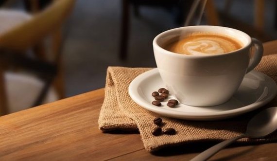 Sheqeri në kafe ndikon më shumë nga sa mendoni