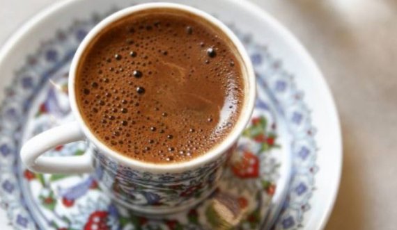 Llojet e ilaçeve që nuk duhet t’i pini kurrë me kafe