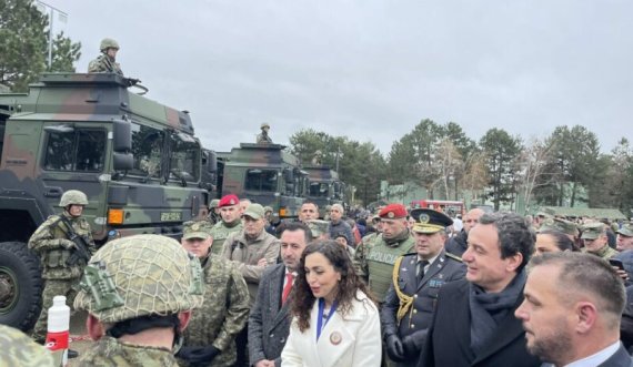 Vjosa Osmani, Kurti e Basha në kazermë në 'Ditën e Forcës'