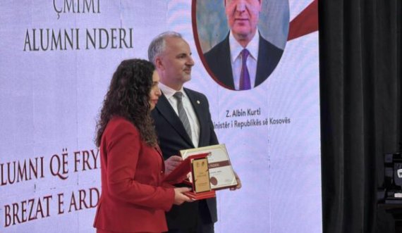 Vjosa Osmani pranon çmimin 'Alumni i Nderit' nga rektori i UP’së