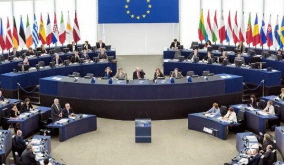 Eurodeputët kërkojnë të hiqen menjëherë të gjitha masat ndaj Kosovës