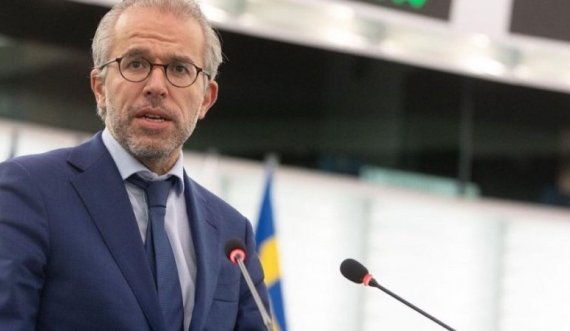 Reuten: Tani të procedohet aplikimi për vend kandidat që po mbahet në sirtar