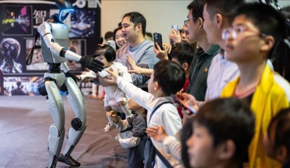 Një robot humanoid ka thyer rekordin e ecjes