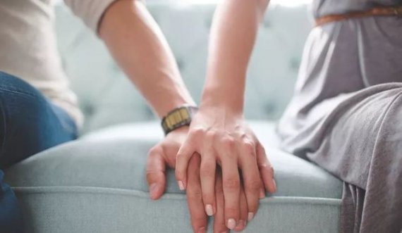 Një femër ankohet se i dashuri i saj e ka detyruar të kryejë marrëdhënie 