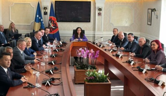 Ka përfunduar takimi mes presidentes Osmani dhe liderëve partiakë