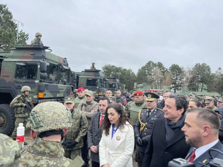 Vjosa Osmani, Kurti e Basha në kazermë në 'Ditën e Forcës'