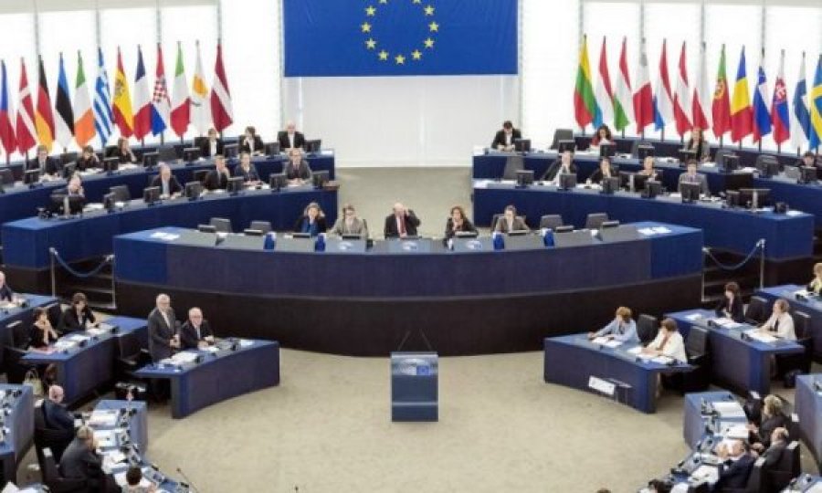 Eurodeputët kërkojnë të hiqen menjëherë të gjitha masat ndaj Kosovës
