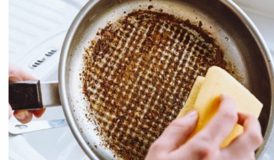 Largoni njollat e tiganëve duke përdorur këtë truk në kuzhinë