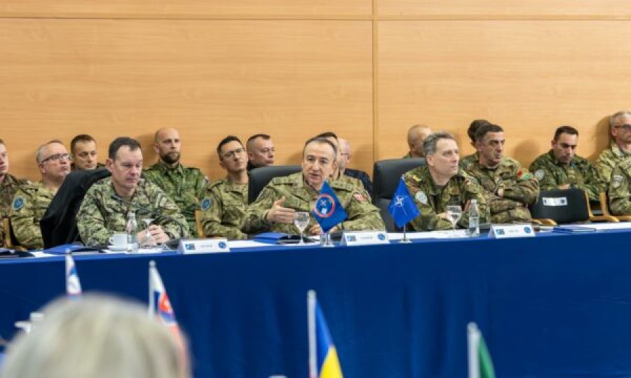 Komandanti i KFOR-it takohet me 33 përfaqësuesit e vendeve kontribuese
