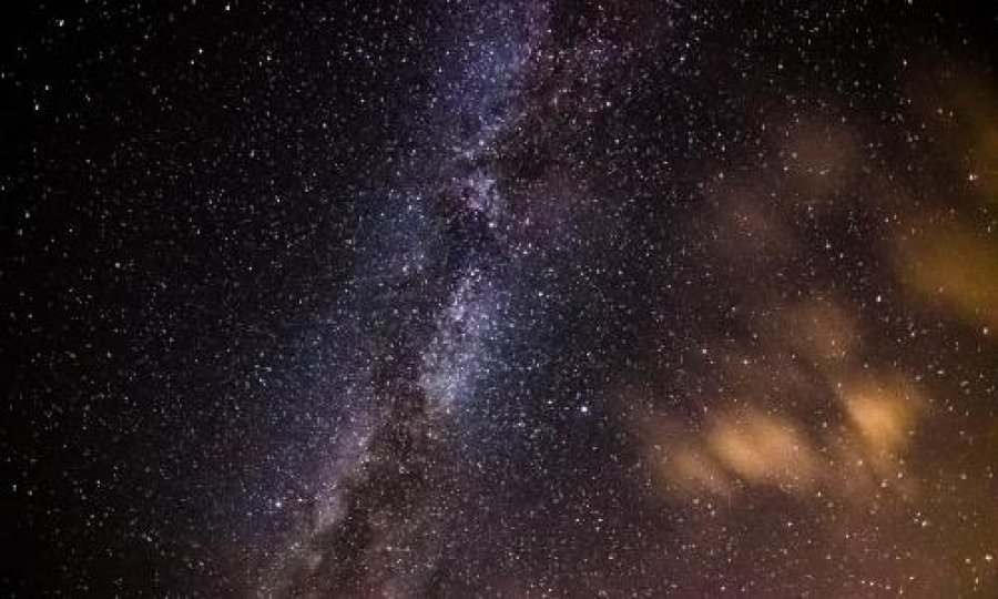 Në skajet më të largëta të universit, temperatura bie pranë absolutit