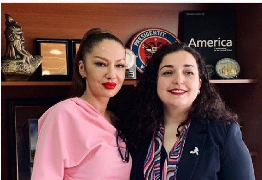 Ja momenti kur Adelina Ismaili nderohet me 'Mirënjohjen Presidenciale' nga Vjosa Osmani