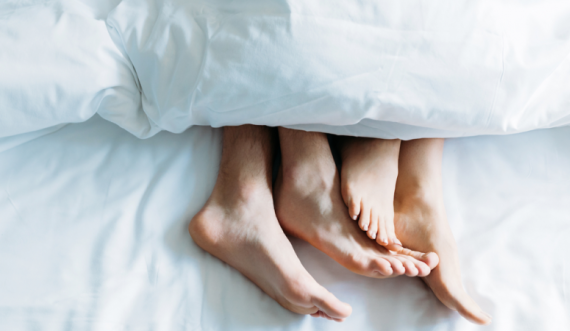 Pse çiftet bëjnë më pak seks për Krishtlindje?