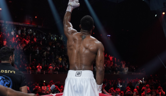 Joshua e nokautoi Jake Paulin në raundin e gjashtë