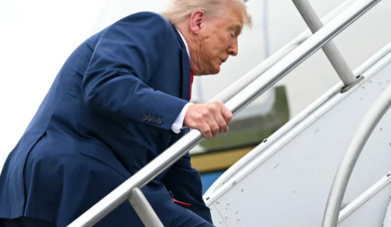 Publikohet momenti kur Trump gati rrëzohet në shkallët e Air Force One