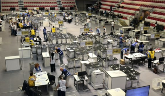 28 Dhjetori dhe dilema 'hamletiane'