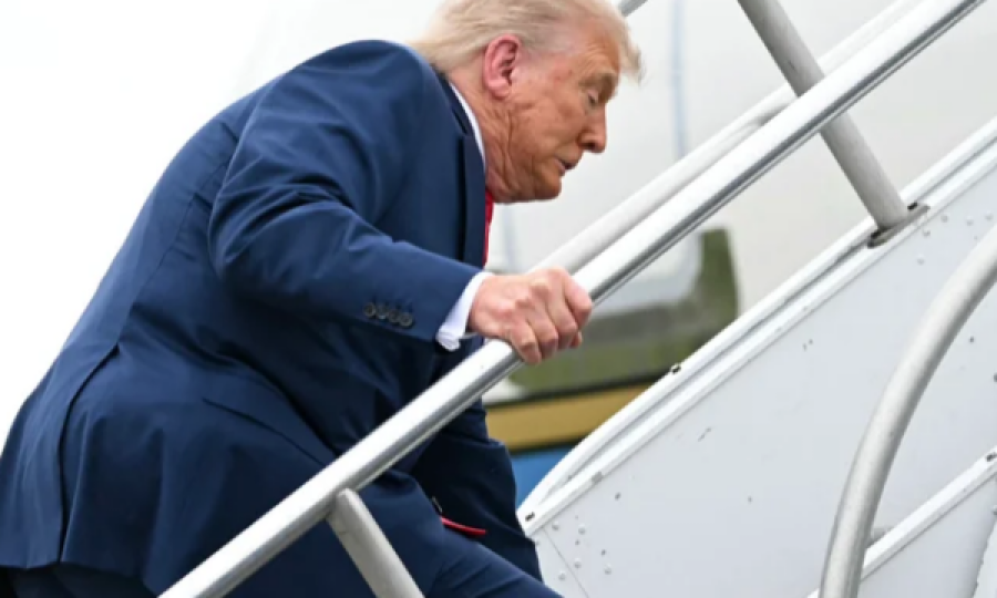 Publikohet momenti kur Trump gati rrëzohet në shkallët e Air Force One