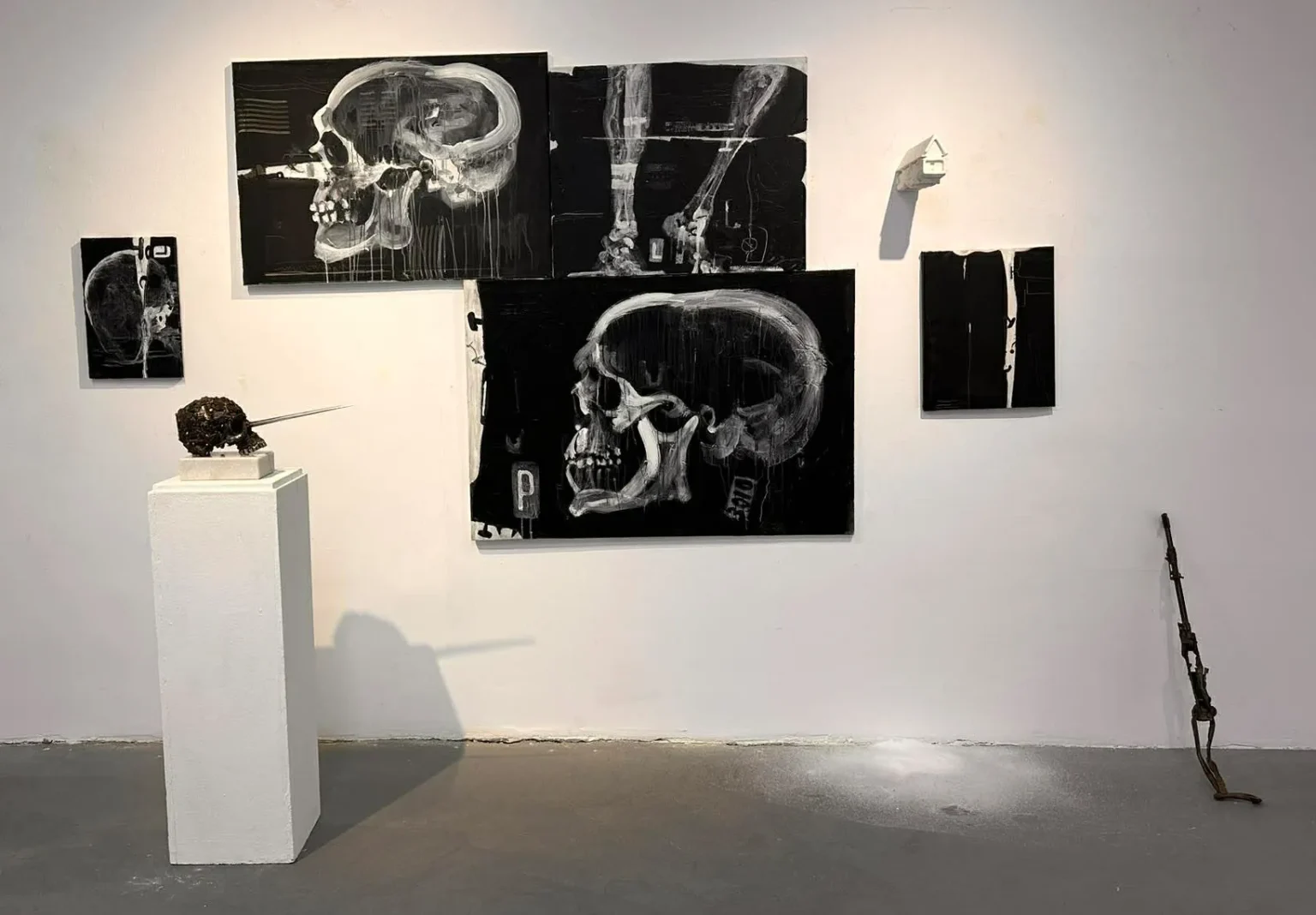 Analizë e ekspozitës kolektive të profesorëve të Fakultetit të Arteve, Universiteti i Prishtinës